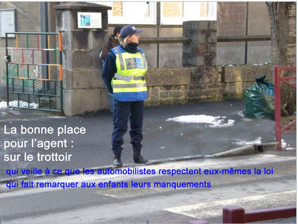 Policiere sur trottoir 92 ko